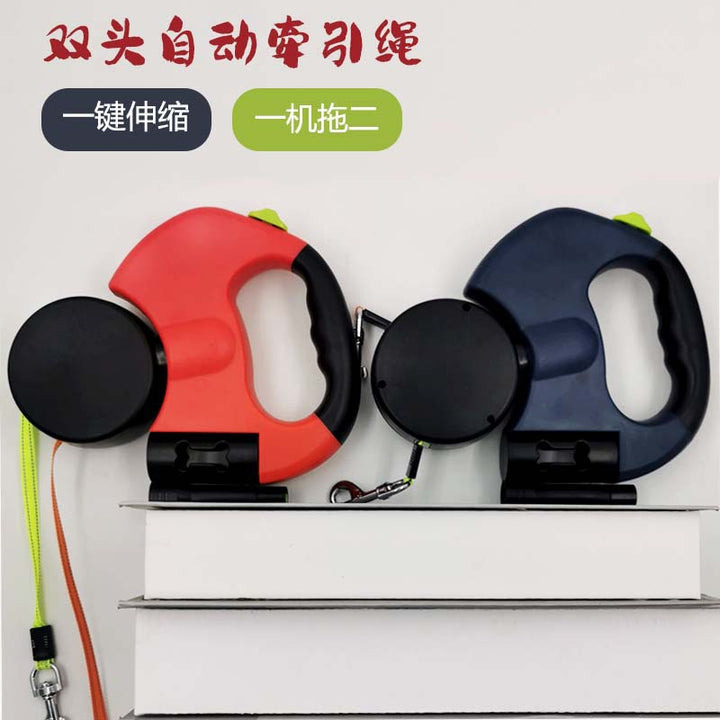 Two retractable dog leashes in red and blue with Chinese text on a white background